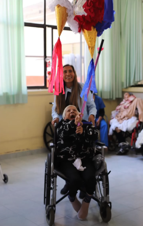 Cuidadores asistiendo a residentes en el Asilo María Asunta